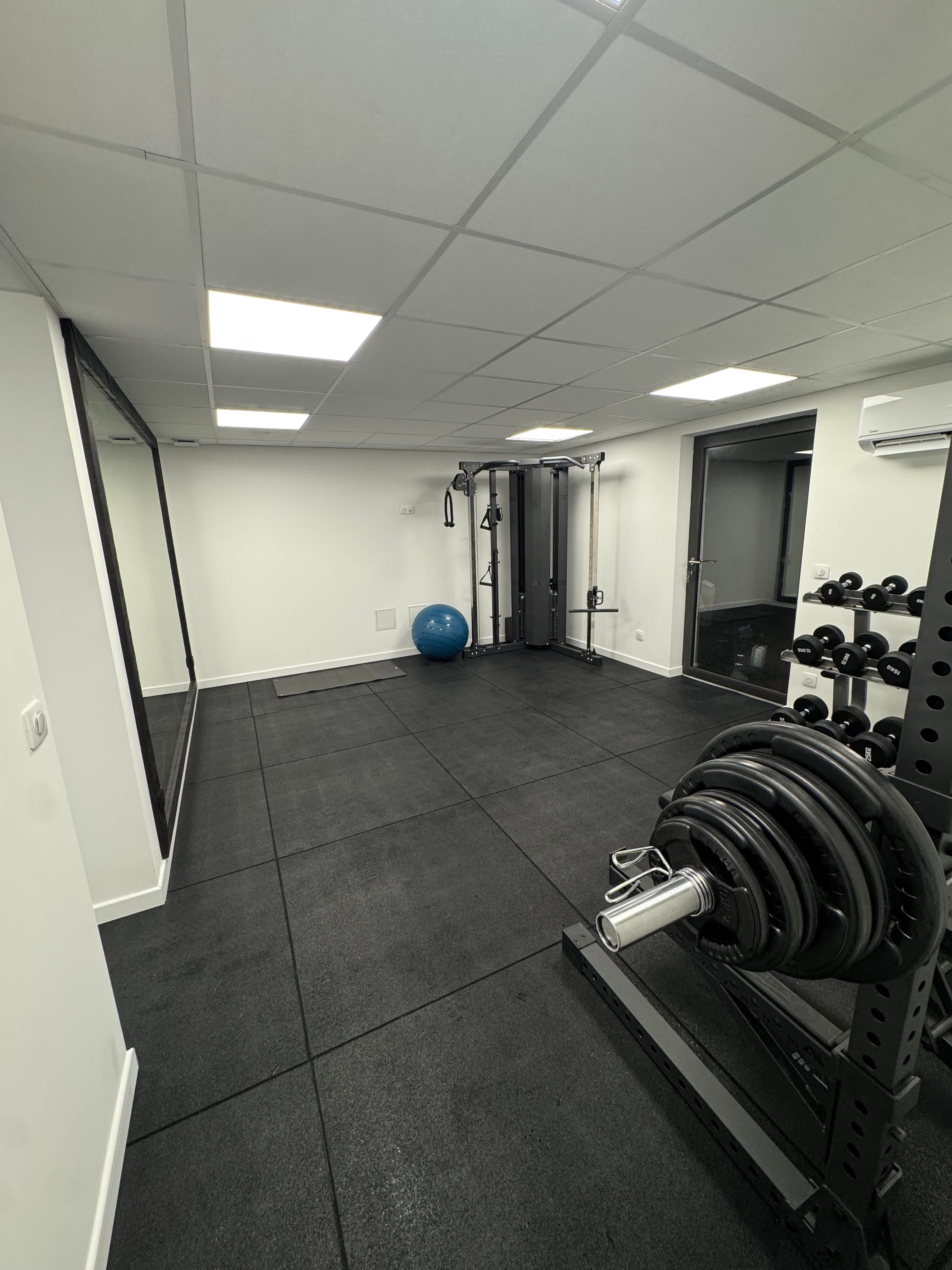 Air bike et sac de frappe dans le studio