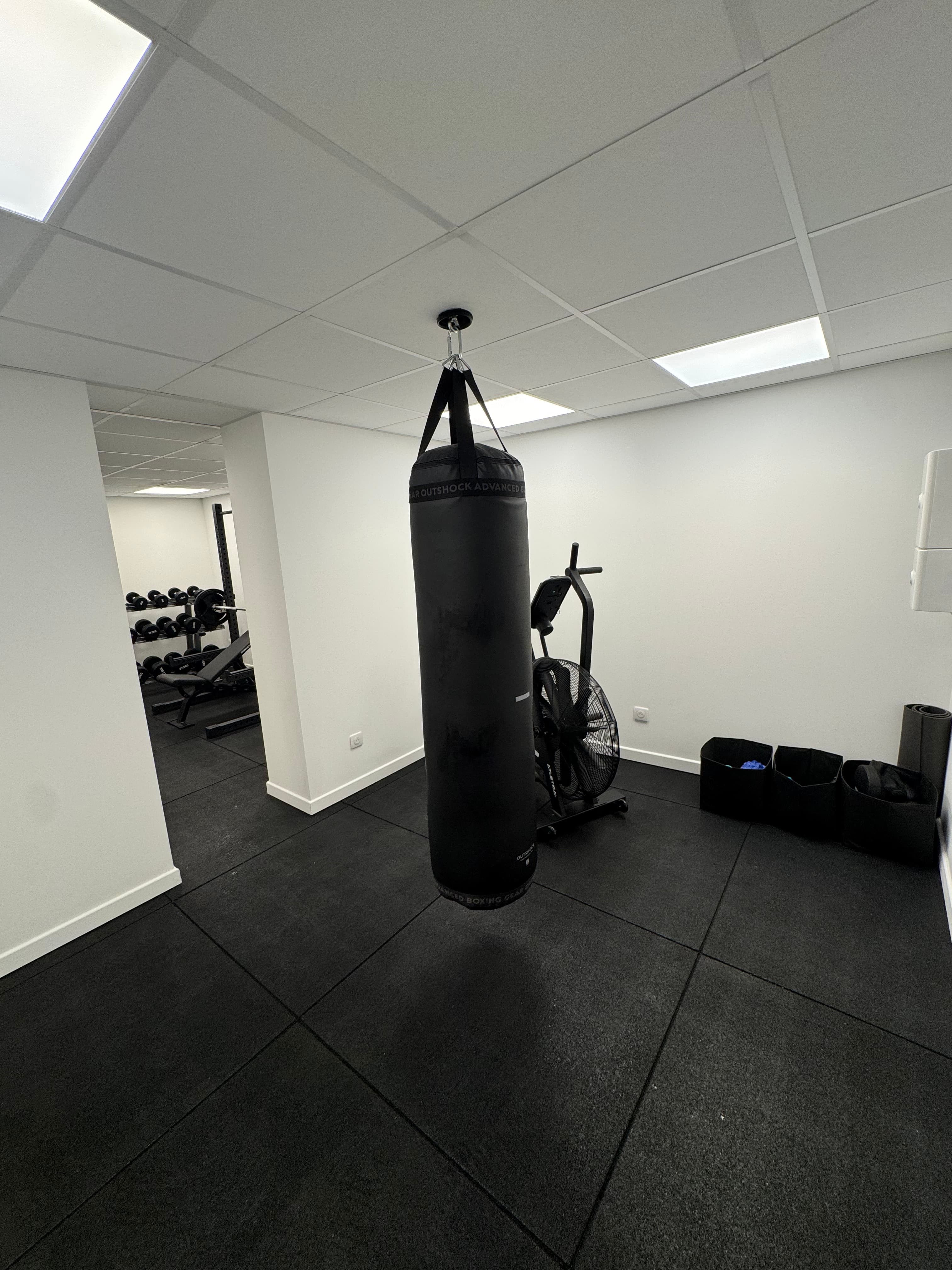 Rack à squat, développé couché et haltères